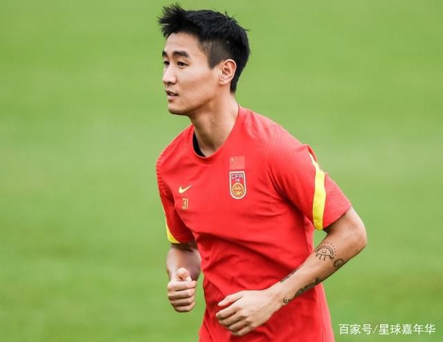 本片讲述了由一套黄金麻将所引发的迪拜两年夜黑帮权势一龙帮和虎帮的争取。虎帮雇佣杀手要暗算龙帮老迈“龙哥”（张德晖扮演），却因乌龙错将替人演员童响（李健扮演）误以为杀手不凡（文苡帆扮演）接回帮中，起头了一场错位闹剧。